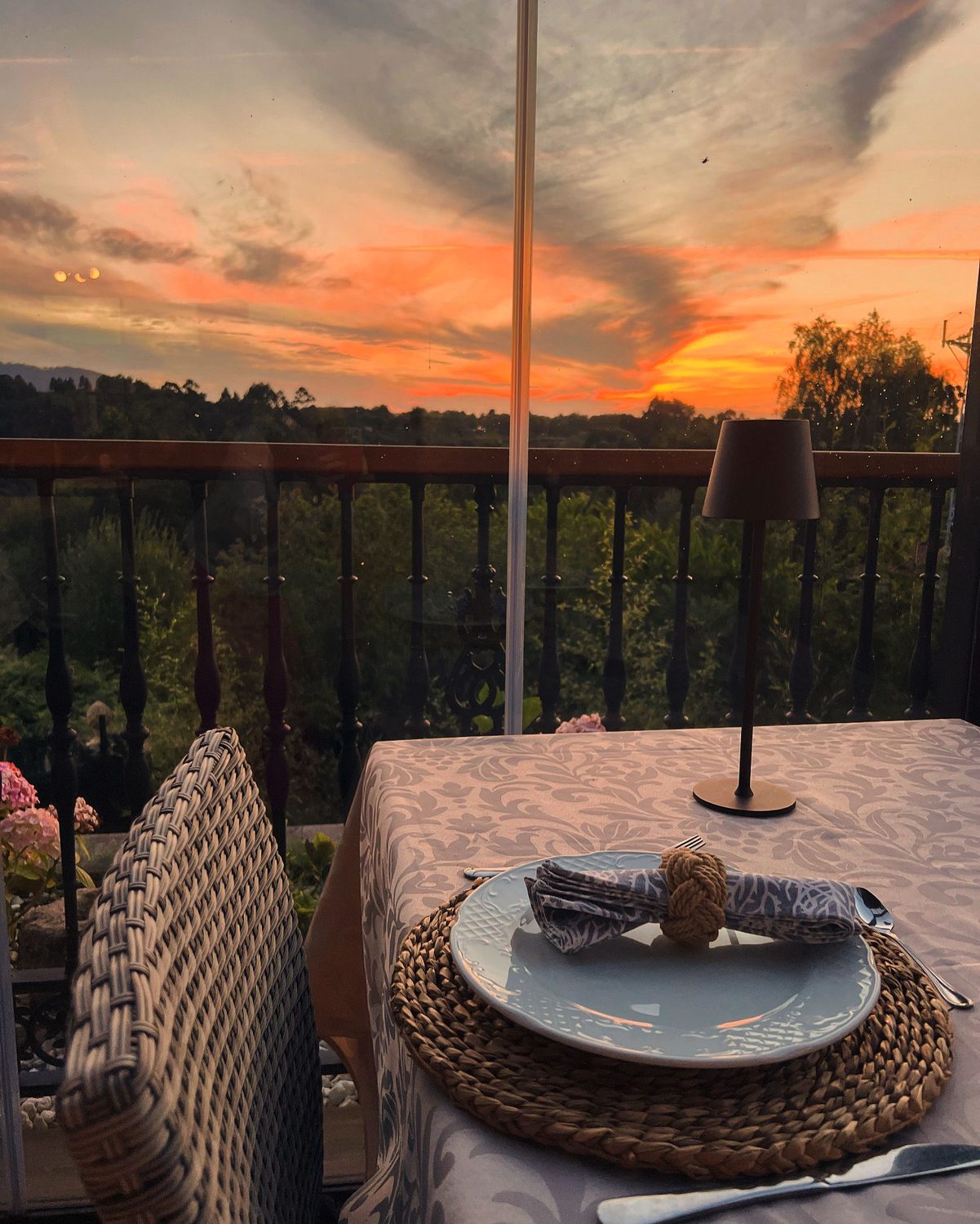 Mesa puesta en la terraza al atardecer