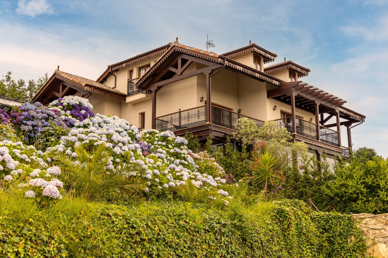 Exterior del hotel entre hortensias
